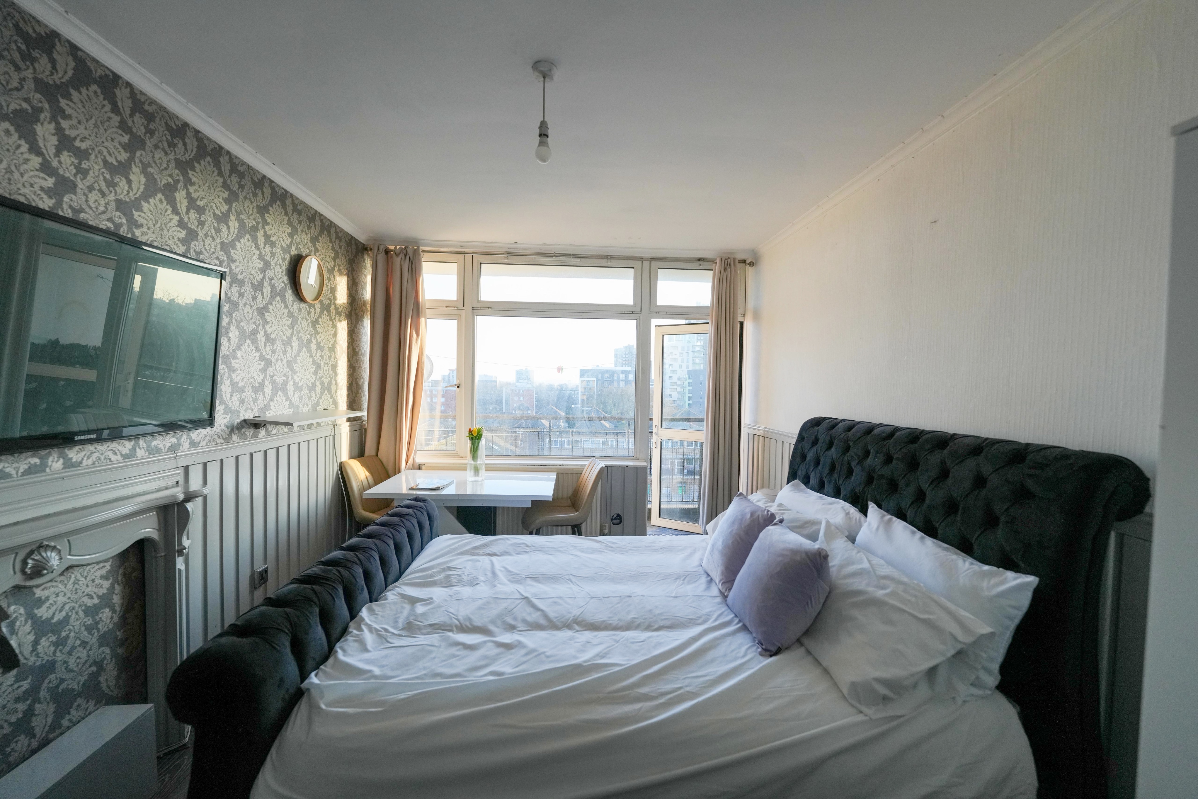 Master Room with Balcony / Shard View